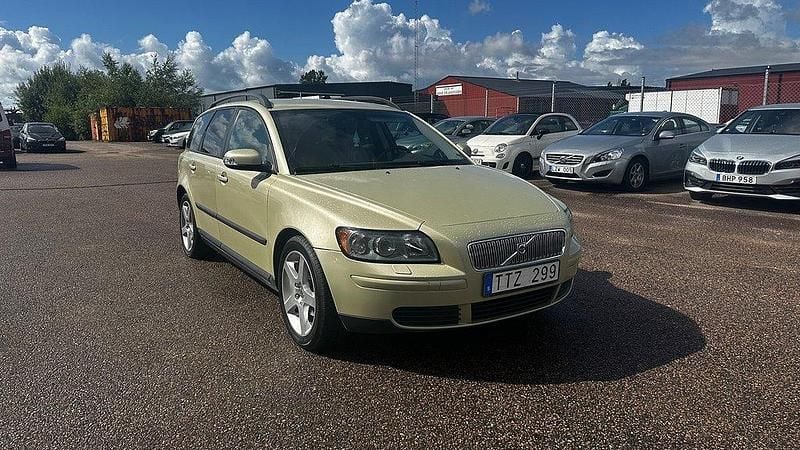 Ljusgrön Begagnad 2006 Volvo V50 Kinetic Kombi | 49 500 kr (Marknadspris) - Bild 1/4