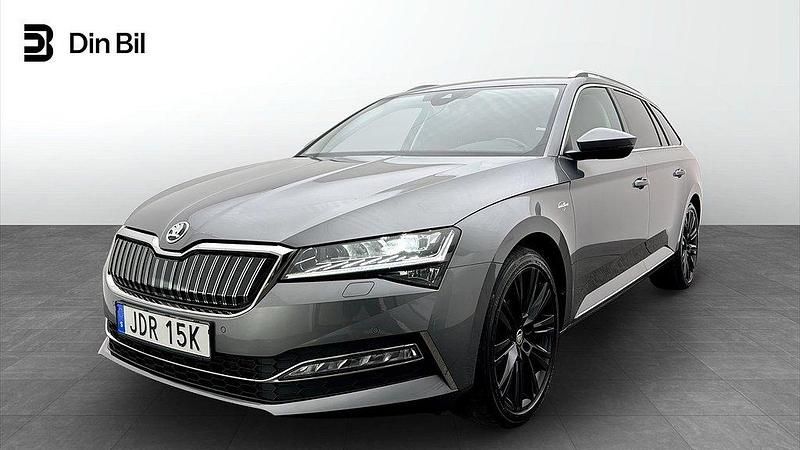 Grå Begagnad 2023 Skoda Superb LAURIN & KLEMENT Kombi | 369 900 kr (Lite dyr) - Bild 1/4
