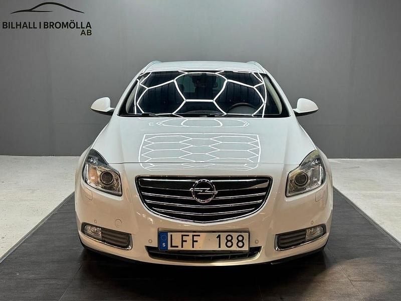 Vit Begagnad 2011 Opel Insignia Edition Kombi | 64 900 kr (Dyr) - Bild 1/4