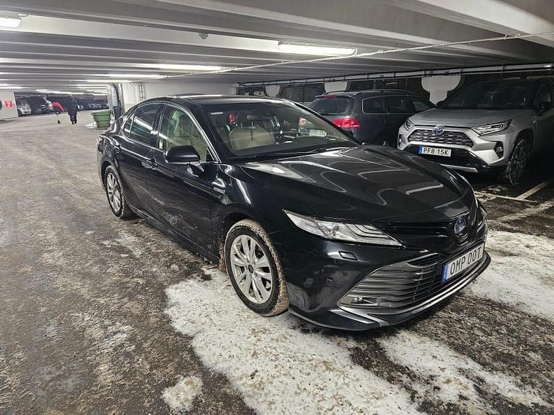 Begagnad 2020 Toyota Camry Hybrid Sedan | 154 900 kr (Dyr) - Bild 1/4