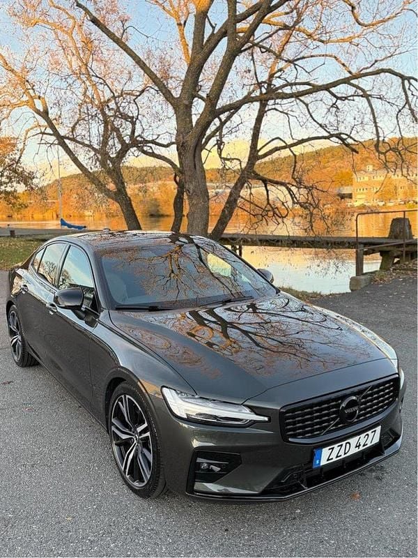 Grå Begagnad 2022 Volvo S60 R-Design Sedan | 348 900 kr (Bra pris) - Bild 1/4