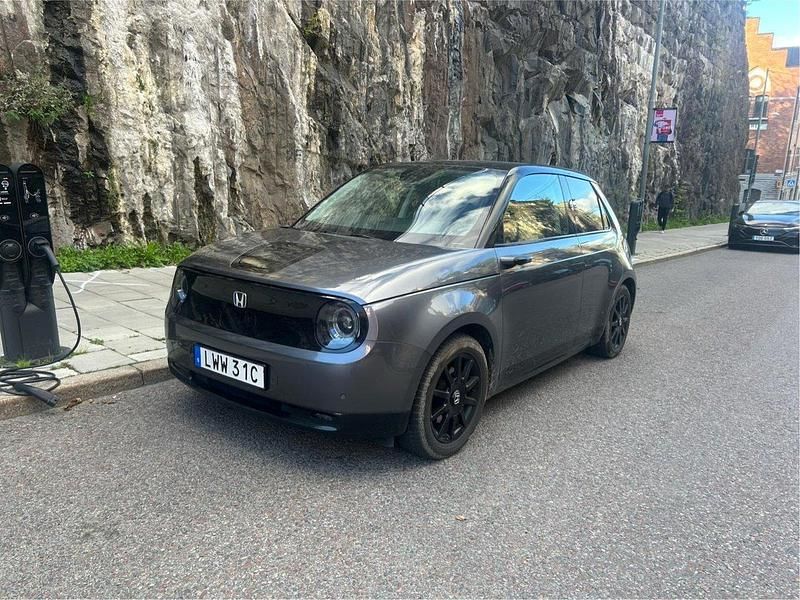 Grå Begagnad 2020 Honda e Halvkombi | 175 000 kr (Lite dyr) - Bild 1/4