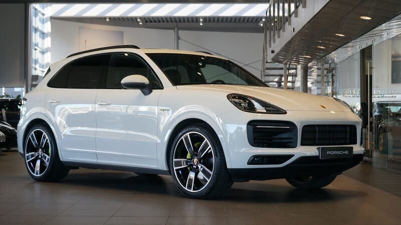 Vit Begagnad 2022 Porsche Cayenne Platinum Edition SUV | 849 000 kr (Marknadspris) - Bild 1/4