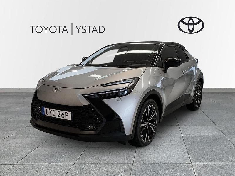 Silver Ny 2025 Toyota C-HR Executive SUV | 459 000 kr (Lite dyr) - Bild 1/4