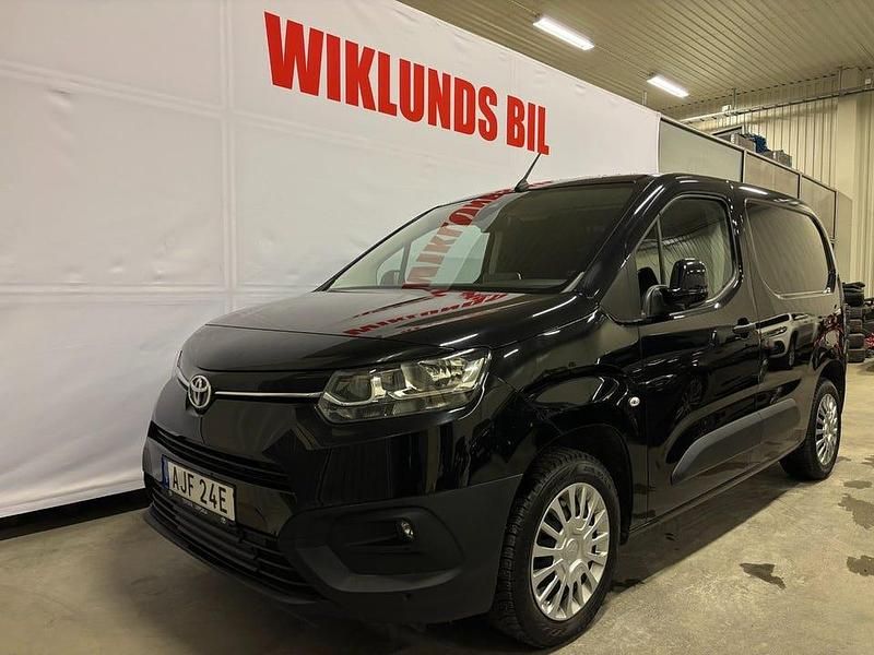 Svart Begagnad 2022 Toyota Proace City City Minibuss | 209 900 kr (Superpris) - Bild 1/4
