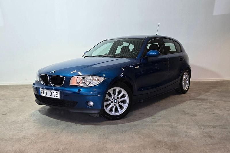 Blå Begagnad 2005 BMW 116 Advantage Halvkombi | 77 900 kr (Dyr) - Bild 1/3
