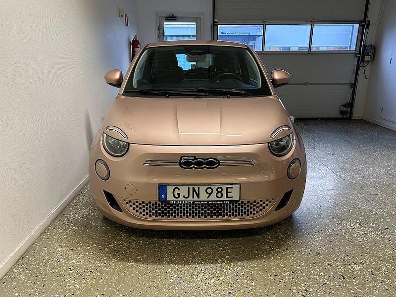 Begagnad Fiat 500e 86 kW (118 HK) 2022 Röd Halvkombi