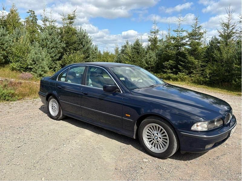 Begagnad 2000 BMW 523 Sedan | 35 000 kr - Bild 1/4