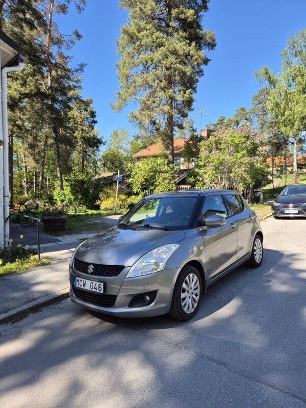 Grå Begagnad 2012 Suzuki Swift Halvkombi | 64 900 kr (Marknadspris) - Bild 1/4