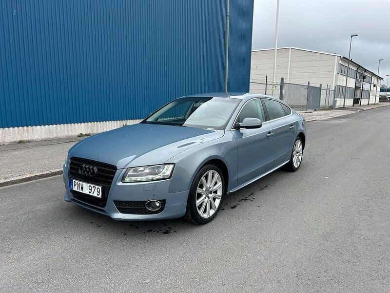 Blå Begagnad 2010 Audi A5 Sportback Comfort Halvkombi | 89 900 kr (Marknadspris) - Bild 1/4
