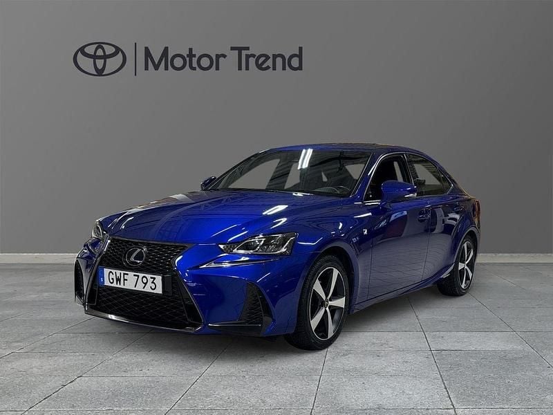 Blå Begagnad 2018 Lexus IS300h Sport Line Sedan | 249 000 kr (Marknadspris) - Bild 1/4
