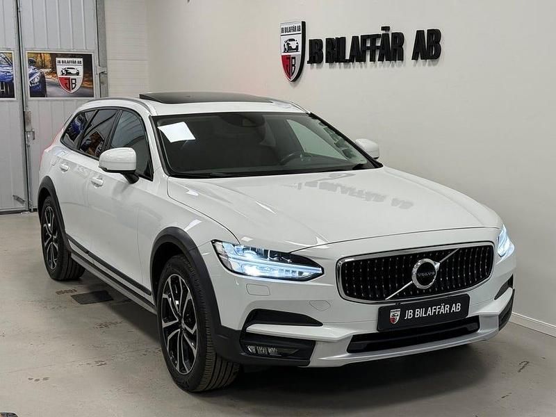 Begagnad Volvo V90 CC Momentum 190 HK (139 kW) 2018 Vit Kombi