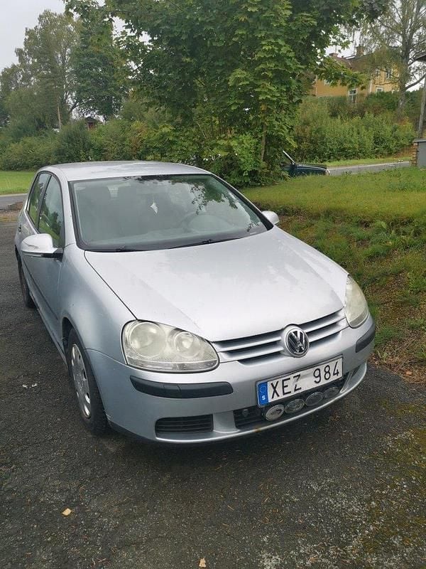 Silver Begagnad 2006 VW Golf V Trendline Halvkombi | 6 900 kr (Superpris) - Bild 1/4