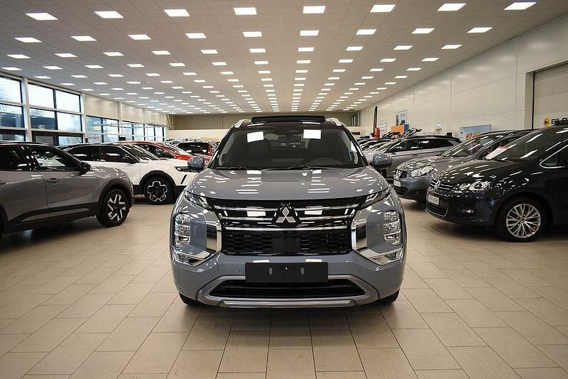 Grå (moonstone grey) Ny 2025 Mitsubishi Outlander P-HEV Instyle SUV | 699 900 kr - Bild 1/4