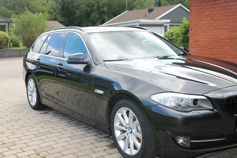Grå Begagnad 2012 BMW 523 Kombi | 85 000 kr (Marknadspris) - Bild 1/4