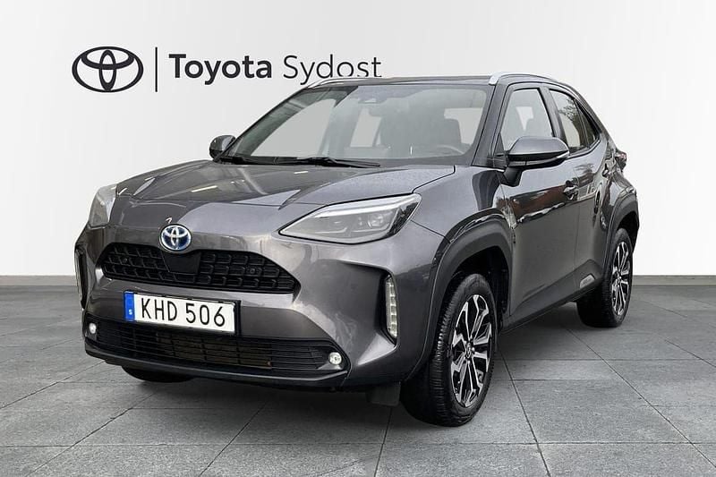 Mörkgrå (grå) Begagnad 2022 Toyota Yaris Hybrid Active SUV | 259 000 kr (Dyr) - Bild 1/3