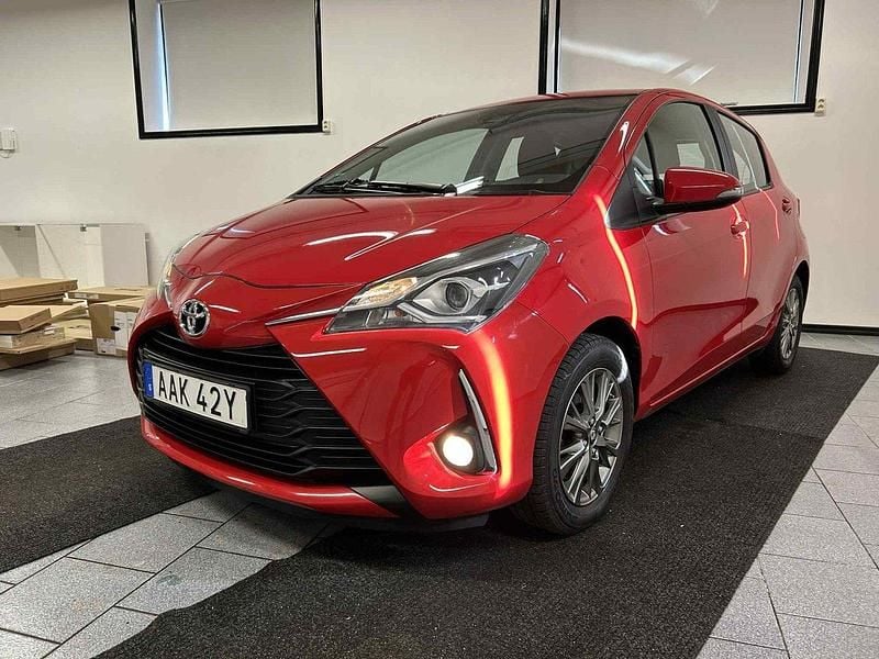 Röd Begagnad 2019 Toyota Yaris Active Halvkombi | 119 500 kr (Marknadspris) - Bild 1/4