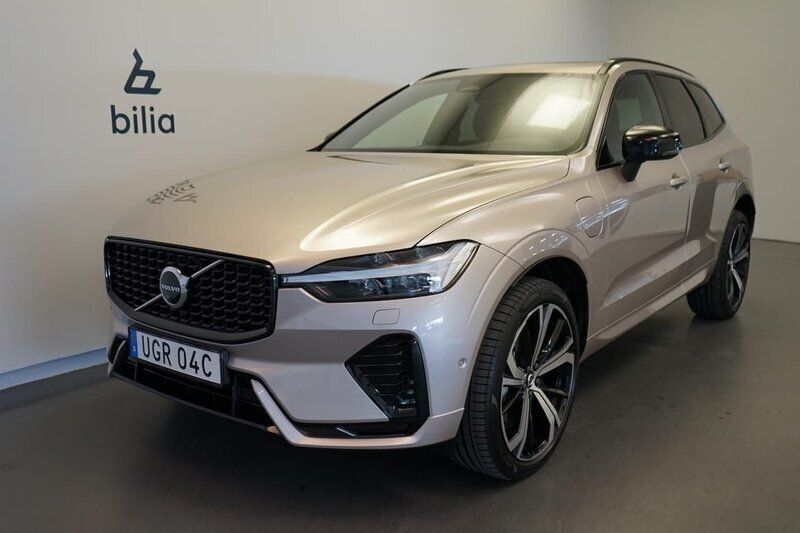 Ljusgrå (grå) Begagnad 2025 Volvo XC60 Plus SUV | 599 500 kr (Marknadspris) - Bild 1/3