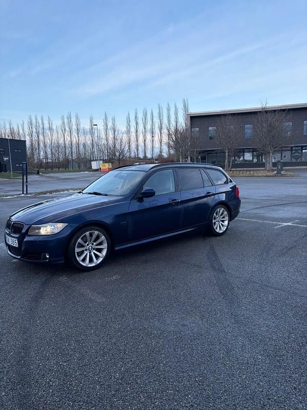 Begagnad BMW 318 143 HK (105 kW) 2011 Kombi