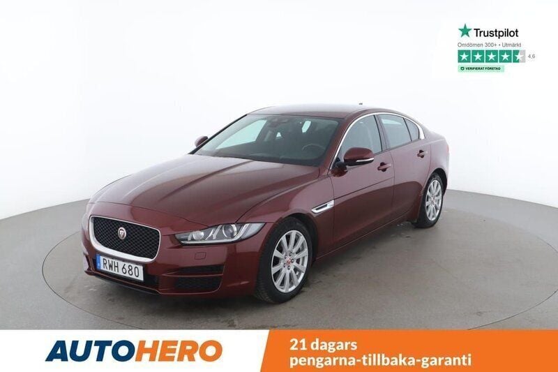 Röd Begagnad 2016 Jaguar XE Sedan | 178 000 kr (Marknadspris) - Bild 1/4