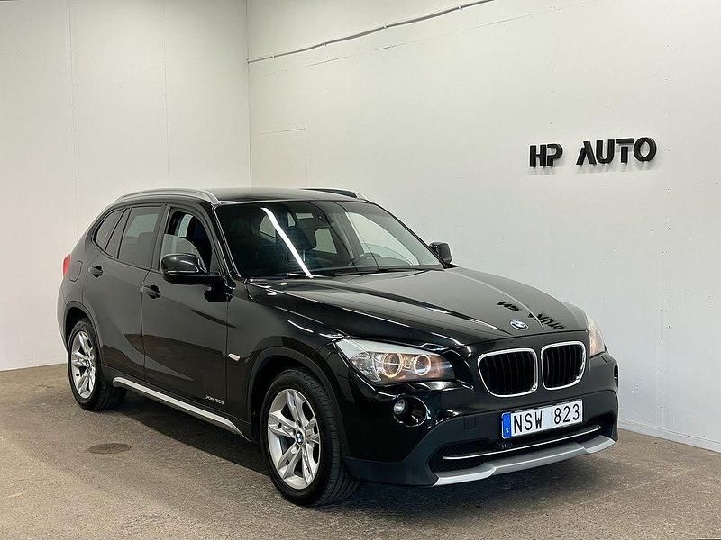 Svart Begagnad 2010 BMW X1 SUV | 92 500 kr (Marknadspris) - Bild 1/4