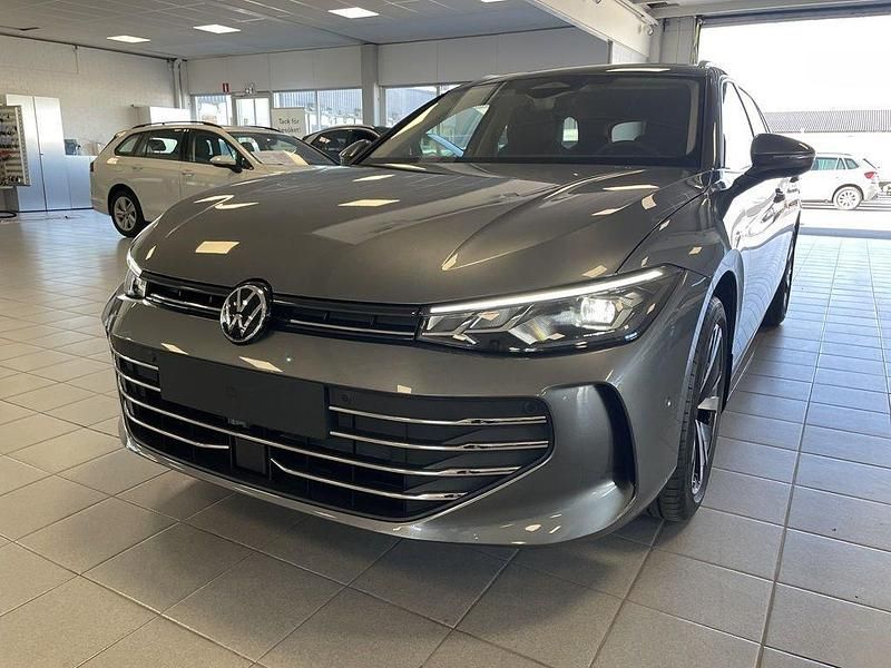 Grå Ny 2025 VW Passat Business Kombi | 454 900 kr (Marknadspris) - Bild 1/4