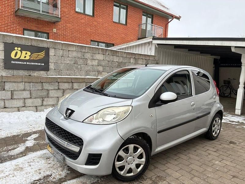 Grå Begagnad 2010 Peugeot 107 Halvkombi | 29 500 kr (Marknadspris) - Bild 1/4
