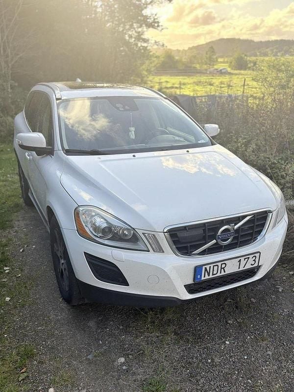 Vit Begagnad 2014 Volvo XC60 Summum SUV | 100 000 kr (Marknadspris) - Bild 1/4