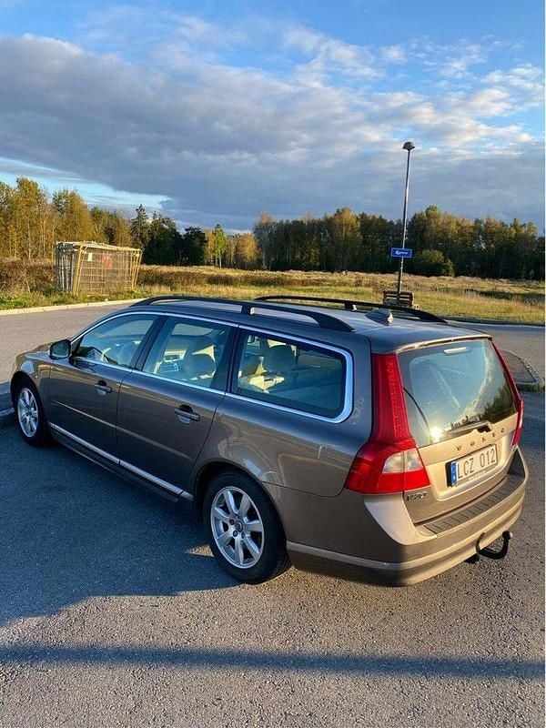 Grå Begagnad 2011 Volvo V70 Momentum Kombi | 44 900 kr (Superpris) - Bild 1/4