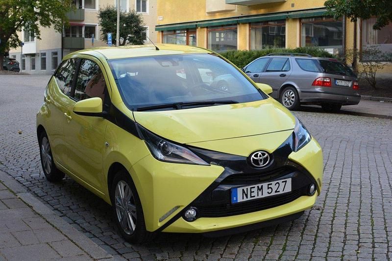 Gul Begagnad 2017 Toyota Aygo X-play Halvkombi | 69 000 kr (Marknadspris) - Bild 1/4