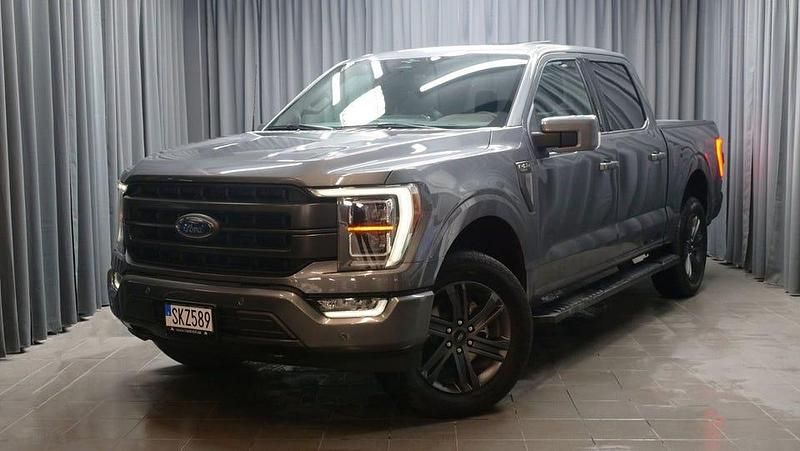 Grå Begagnad 2023 Ford V8 SE Sedan | 819 000 kr - Bild 1/4