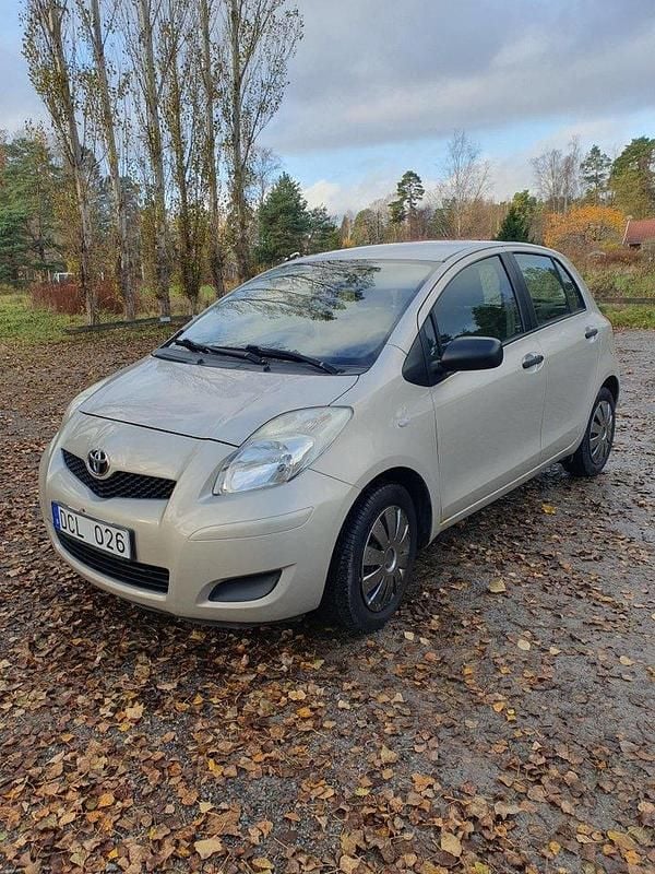 Brun Begagnad 2009 Toyota Yaris Halvkombi | 25 000 kr (Bra pris) - Bild 1/4
