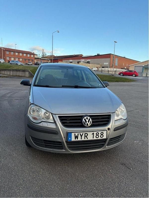 Silver Begagnad 2006 VW Polo Trendline Halvkombi | 17 500 kr (Marknadspris) - Bild 1/4