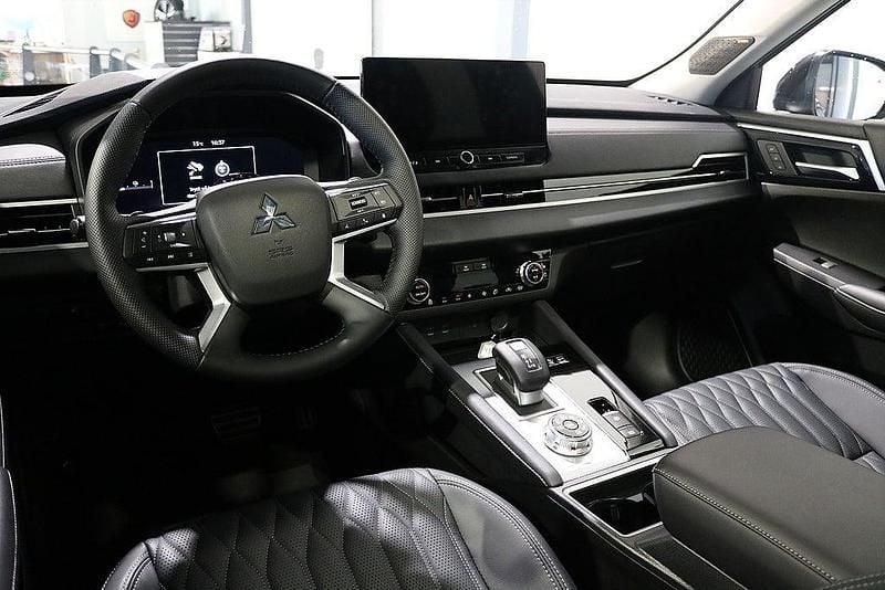 Begagnad Mitsubishi Outlander P-HEV Instyle 136 HK (100 kW) 2025 Svart SUV