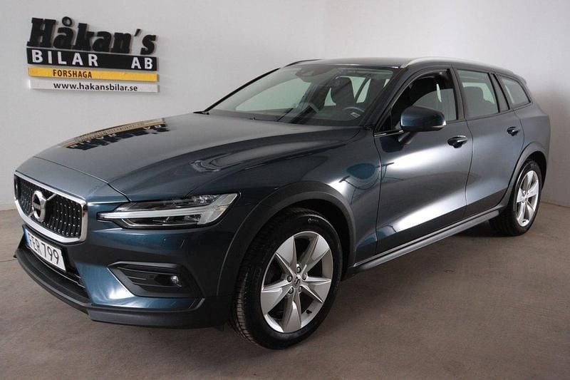 Mörkblå Begagnad 2021 Volvo V60 CC Momentum Kombi | 279 500 kr (Marknadspris) - Bild 1/4