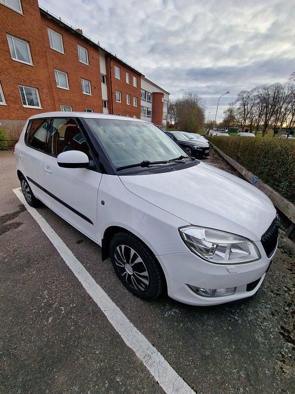 Vit Begagnad 2011 Skoda Fabia Elegance Halvkombi | 45 000 kr (Marknadspris) - Bild 1/4