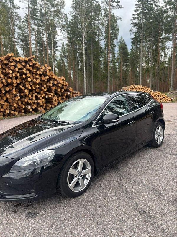 Svart Begagnad 2013 Volvo V40 Momentum Kombi | 62 000 kr (Marknadspris) - Bild 1/4
