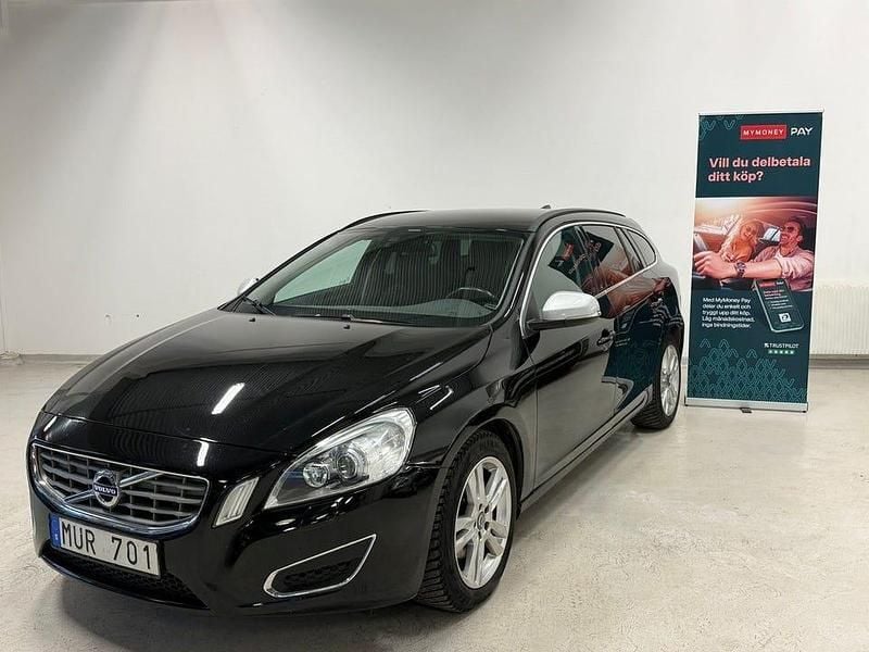 Svart Begagnad 2013 Volvo V60 Momentum Kombi | 88 800 kr (Marknadspris) - Bild 1/3
