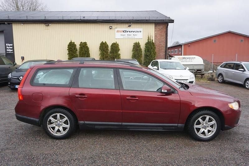 Begagnad Volvo V70 146 HK (107 kW) 2009 Röd Kombi