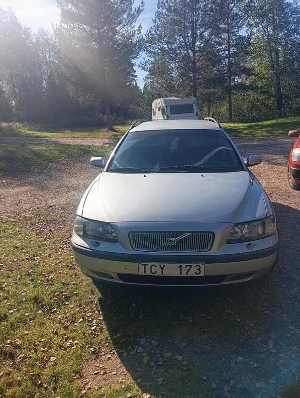 Grå Begagnad 2002 Volvo V70 Business Edition Kombi | 19 500 kr (Marknadspris) - Bild 1/4
