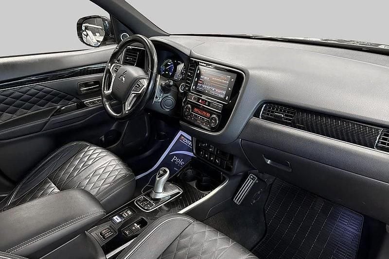 Begagnad Mitsubishi Outlander P-HEV 135 HK (99 kW) 2019 Svart SUV