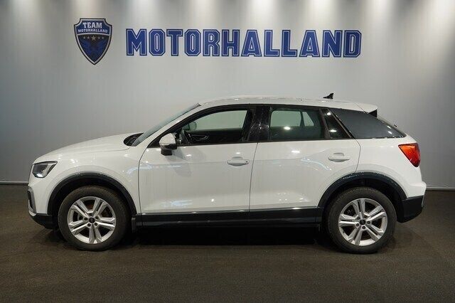 Glaciärvit metallic Begagnad 2023 Audi Q2 Advanced Plus SUV | 284 900 kr (Marknadspris) - Bild 1/4