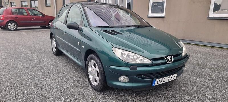 Grön Begagnad 2003 Peugeot 206 Roland Garros Halvkombi | 19 900 kr (Marknadspris) - Bild 1/4