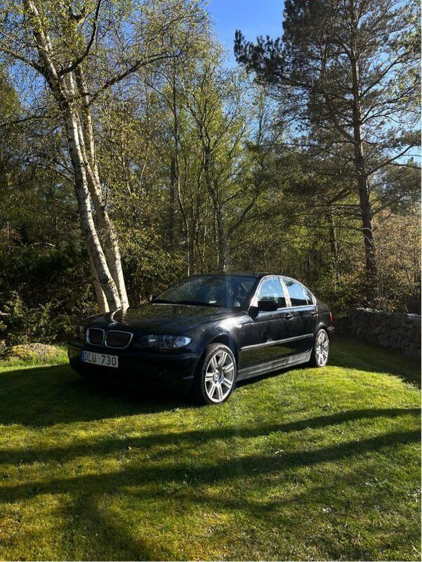 Svart Begagnad 2004 BMW 318 Comfort Edition Sedan | 22 000 kr (Marknadspris) - Bild 1/4