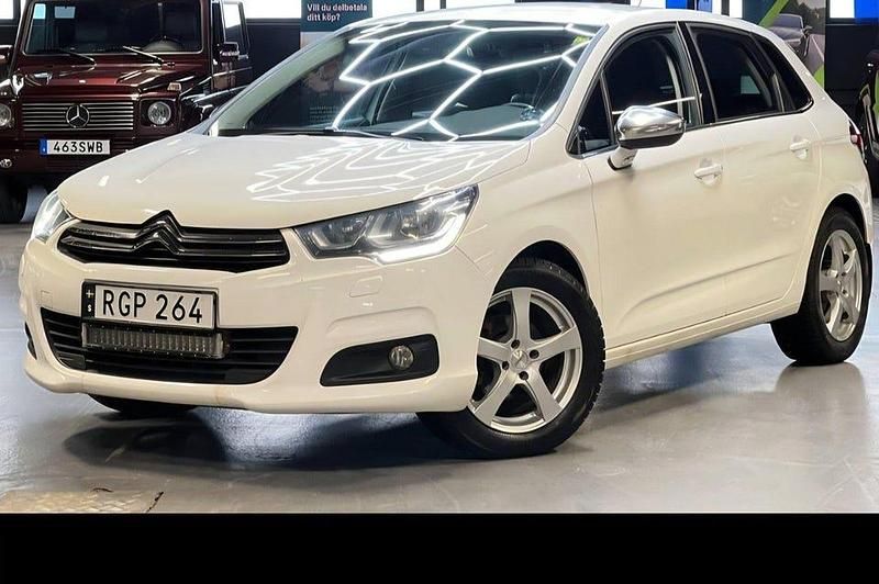 Vit Begagnad 2016 Citroën C4 Halvkombi | 95 000 kr (Marknadspris) - Bild 1/4