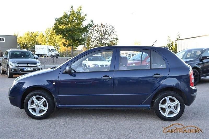 Begagnad Skoda Fabia 68 HK (50 kW) 2003 Mörkblå (blå) Halvkombi