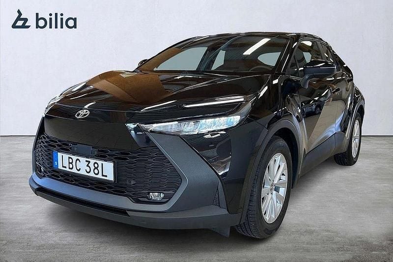 Svart Begagnad 2024 Toyota C-HR Active SUV | 315 900 kr (Bra pris) - Bild 1/4