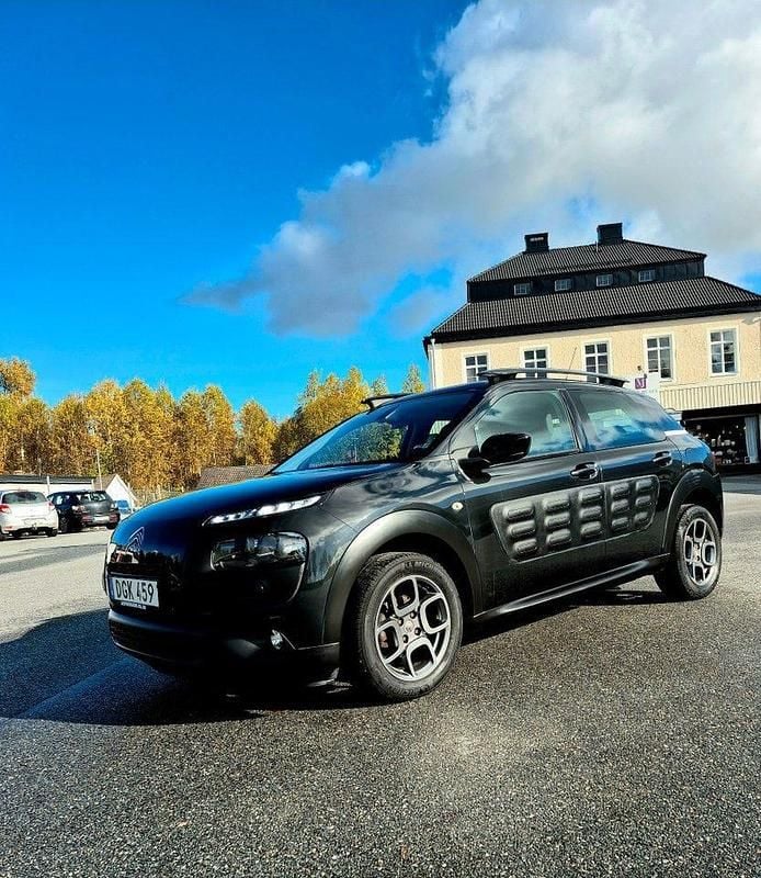 Svart Begagnad 2016 Citroën C4 Cactus PureTech Halvkombi | 89 000 kr (Marknadspris) - Bild 1/4