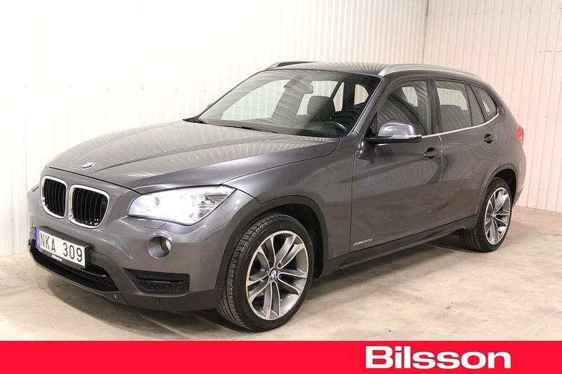 Grå Begagnad 2013 BMW X1 Sport Line SUV | 149 900 kr (Marknadspris) - Bild 1/4