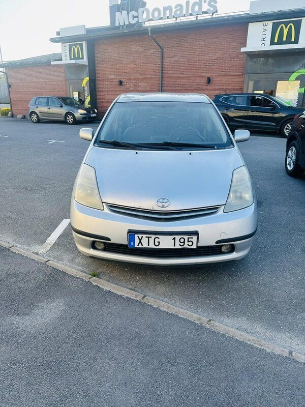 Silver Begagnad 2006 Toyota Prius Halvkombi | 55 000 kr (Marknadspris) - Bild 1/2